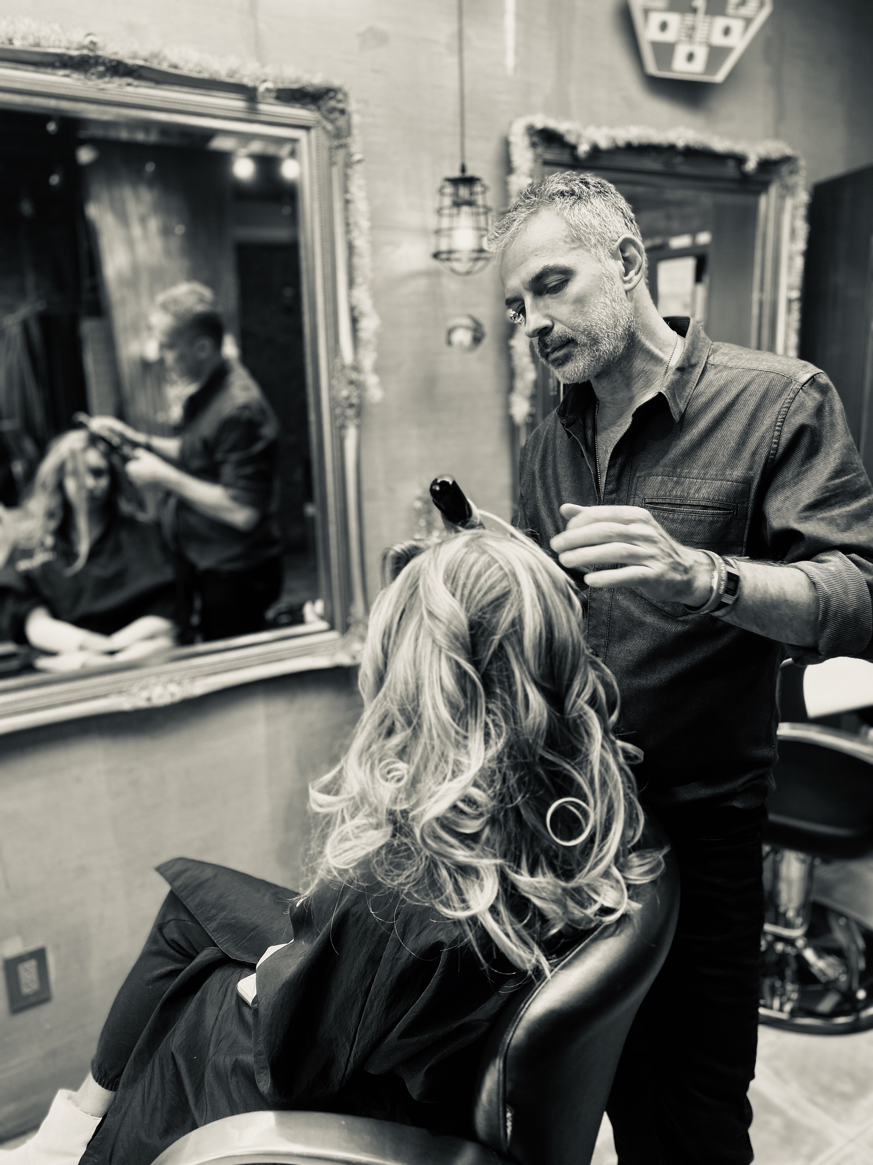Styling at the mirror with curl reflection
